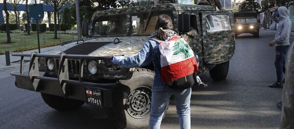  الجيش اللبناني ينزل إلى الشوراع خلال احتجاجات مناهضة للحكومة للبنانية وأعمال شغب في مدينة طرابلس، لبنان 28 أبريل 2020 - سبوتنيك عربي