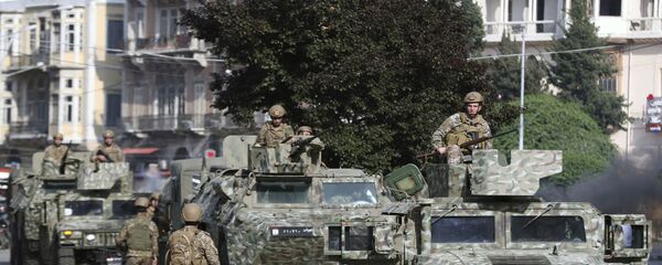  الجيش اللبناني ينزل إلى الشوراع خلال احتجاجات مناهضة للحكومة للبنانية وأعمال شغب في مدينة طرابلس، لبنان 28 أبريل 2020 - سبوتنيك عربي