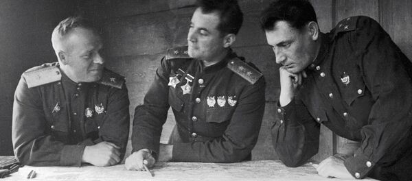 الجنرال إيفان تشيرنياخوفسكي في المنتصف - سبوتنيك عربي