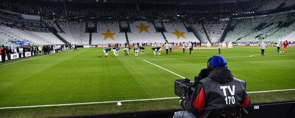 اللاعبون يتدربون في استاد أليانز الفارغ ، قبل مباراة دوري الدرجة الأولى الإيطالي لكرة القدم بين يوفنتوس وإنتر ميلان في تورينو بإيطالي اللاعبون يتدربون في استاد أليانز الفارغ ، قبل مباراة دوري الدرجة الأولى الإيطالي لكرة القدم بين يوفنتوس وإنتر ميلان في تورينو بإيطالي - سبوتنيك عربي