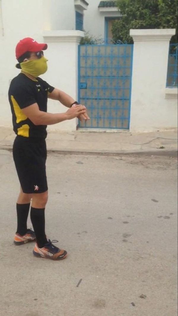حكم تونسي يخوض مباراة من نوع خاص لمنع انتشار فيروس كورونا... فيديو وصور حكم تونسي يخوض مباراة من نوع خاص لمنع انتشار فيروس كورونا... فيديو وصور - سبوتنيك عربي