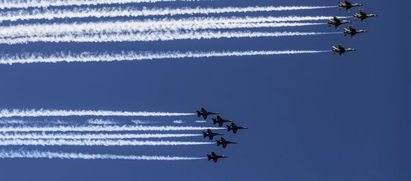 طائرات بلو إينجلز الأمريكية تحلق فوق مدينة نيويورك كتحية لأول المستجيبين في مكافحة جائحة كورونا - سبوتنيك عربي