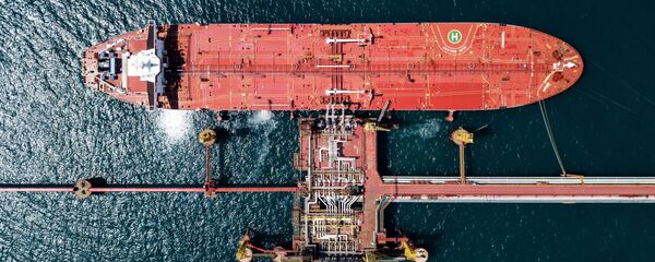 ناقلة نفط في مجمع شيسخاريس للترانزيت في إقليم كراسنودار الروسية ناقلة نفط في مجمع شيسخاريس للترانزيت في إقليم كراسنودار الروسية - سبوتنيك عربي