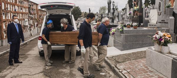 حمل توابيت ضحايا كورونا في مقبرة المودينا في مدريد، إسبانيا 7 أبريل 2020 - سبوتنيك عربي
