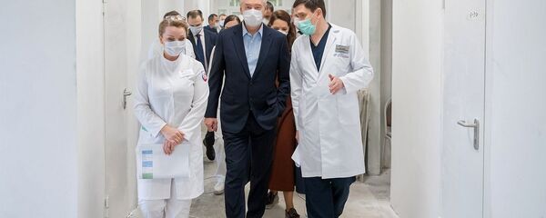  عمدة موسكو سيرغي سوبيانين أثناء زيارته للقسم الطبي رقم 6 في مستشفى المدينة السريري إس. إ. سباسوكوكوتسكوغو في شمال موسكو. ومن المخطط افتتاح هذا القسم لاستقبال مرضى Covid-19 والمصابين بفيروس كورونا في 13 أبريل. - سبوتنيك عربي
