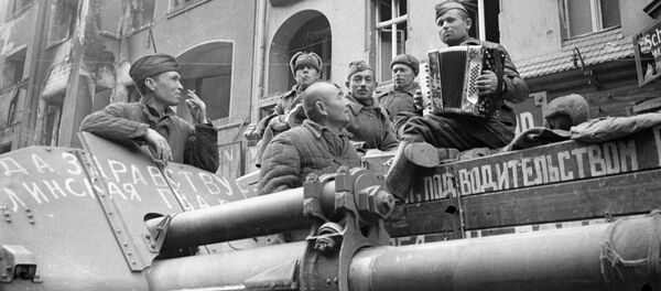 صور من أرشيف الحرب الوطنية العظمى (1941 - 1945) - الجنود السوفيت يسمعون إلى الأكورديون في شوارع برلين، 4 مايو/ أيار 1945 - سبوتنيك عربي