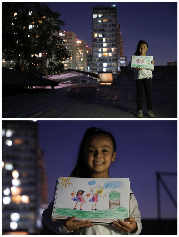 ماتيلدا سوتو كفيلينان، 6 سنوات، تعرض رسمتها على في سانتياغو، تشيلي 23 أبريل 2020 - سبوتنيك عربي