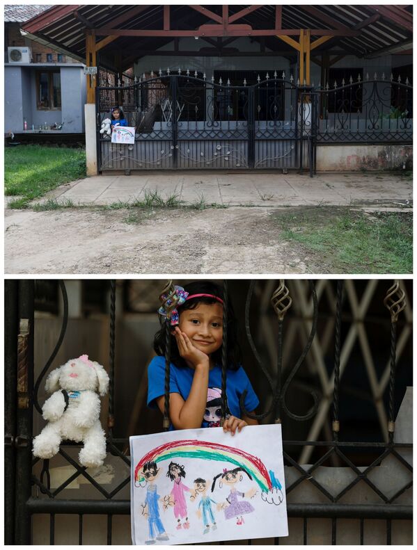 جيمايما تشيريستا-فايليست، ست سنوات، تعرض رسمتها في بيكاسي، إندونيسيا 23 أبريل 2020 - سبوتنيك عربي