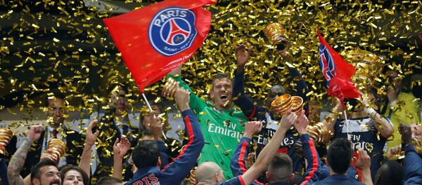   لاعبو باريس سان جيرمان يحتفلون بكأسهم بعد الفوز على أولمبيك ليون 2-1 في نهائي كأس الدوري الفرنسي - سبوتنيك عربي