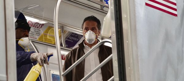 حاكم نيويورك أندرو كومو مع موظف في هيئة النقل يشرح جزءًا من عملية تطهير من ثلاث خطوات لقطار قطار مترو مدينة نيويورك - سبوتنيك عربي