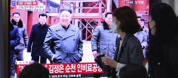 يشاهد الناس جهاز تلفزيون يعرض صورة للزعيم الكوري الشمالي كيم جونغ أون خلال برنامج إخباري في محطة سيول للسكك الحديدية في سيول في كوريا الجنوبية  - سبوتنيك عربي