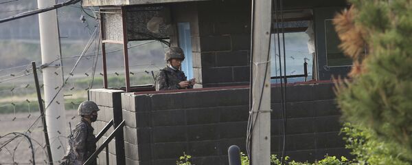 جنود من الجيش الكوري الجنوبي يصعدون سلالم مركز حراستهم العسكري في باجو بكوريا الجنوبية بالقرب من الحدود مع كوريا الشمالية بعد إلقاء اللوم على جنود كوريا الشمالية في استهداف موقع حراسة - سبوتنيك عربي