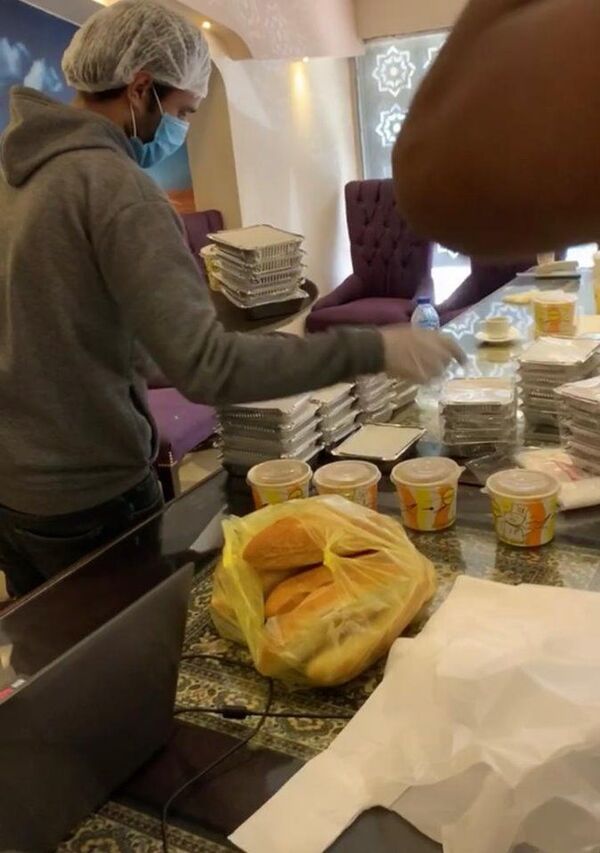 مائدة رمضانية عن بعد.. ليبيات يساعدن مئات الأسر العالقة بالقاهرة... صور - سبوتنيك عربي