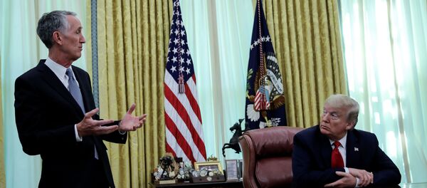 الرئيس التنفيذي لشركة غيلياد ساينسز دانيال أوداي مع الرئيس الأمريكي دونالد ترامب - سبوتنيك عربي