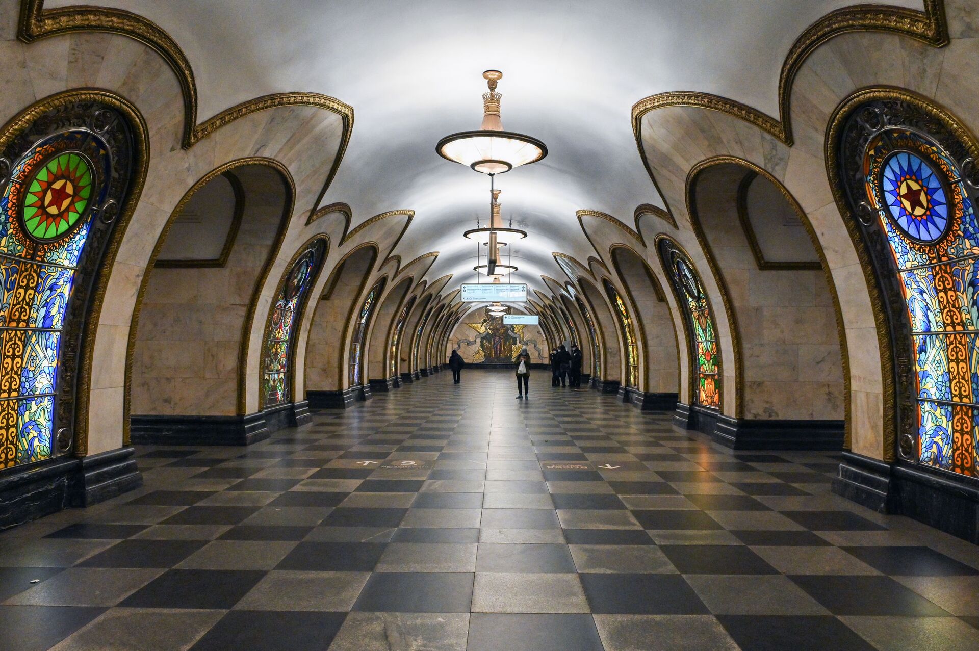 محطات مترو خلال العزل الذاتي في موسكو - نوفوسلوبودسكايا، جائحة كورونا 23 أبريل 2020 - سبوتنيك عربي, 1920, 24.04.2025