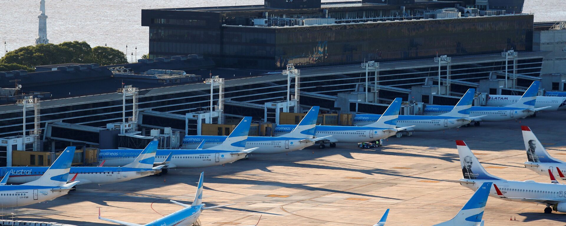 طائرات متوقفة في مطار مطار خورخي نيوبري الأرجنتيني بعد انتشار فيروس كورونا - سبوتنيك عربي, 1920, 28.11.2021