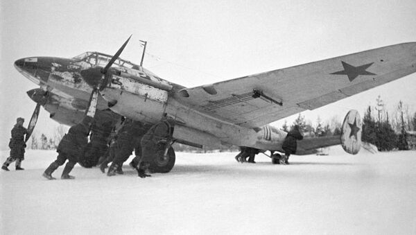 صور من أرشيف الحرب الوطنية العظمى (1941 - 1945) - الطيران الحربي البعيد المدى، تجهيزات قبل الإقلاع، مارس/ آذار 1942 - سبوتنيك عربي
