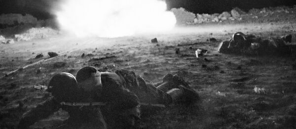 صور من أرشيف الحرب الوطنية العظمى (1941 - 1945) -  مساعدة الجنود الجرحى، جبهة القرم، 26 أبريل/ نيسان عام 1942 - سبوتنيك عربي