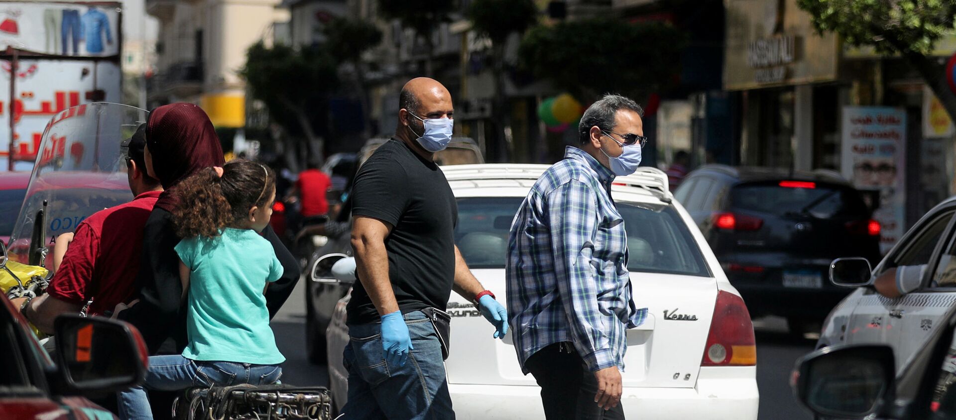 رجال يرتدون أقنعة واقية في وسط القاهرة وسط مخاوف من انتشار مرض فيروس كورونا - سبوتنيك عربي, 1920, 11.05.2020