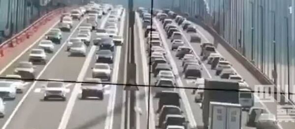 جسر صيني مزدحم يتأرجح على أنغام الهواء جسر صيني مزدحم يتأرجح على أنغام الهواء - سبوتنيك عربي