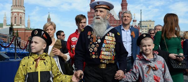 أفضل صور العرض العكسري بمناسبة عيد النصر على مدار السنين في روسيا -  المحاربون القدامى مع أحفادهم في الذكرى الـ70  لعيد النصر في الحرب الوطنية العظمى ضد ألمانيا النازية (1941-1945) - سبوتنيك عربي