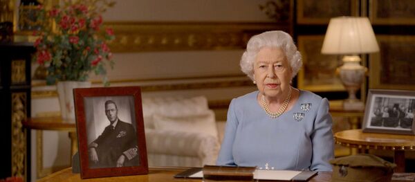 ملكة بريطانيا إليزابيث الثانية خلال إلقاء خطابها في ذكرى النصر الـ75، 8 مايو/ أيار 2020، بريطانيا، قلعة وندسور - سبوتنيك عربي