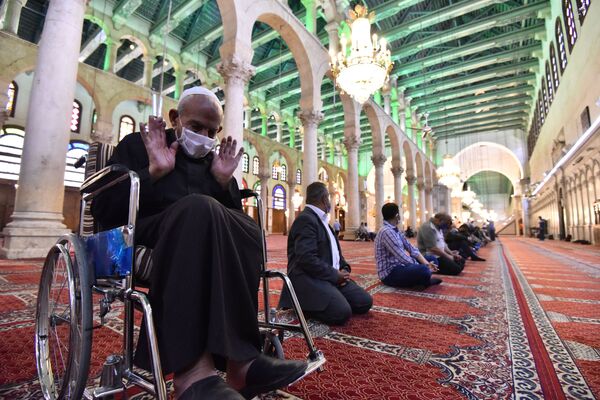 المسجد الأموي في دمشق يستقبل أول صلاة جمعة بعد إغلاق دام شهرين... فيديو وصور - سبوتنيك عربي