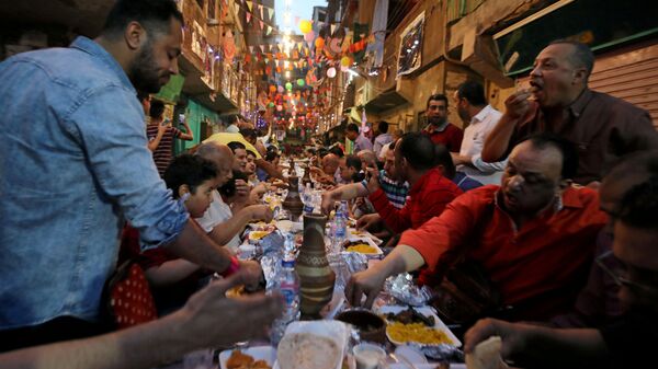 مصريون يتناولون وجبة الإفطار خلال شهر رمضان - سبوتنيك عربي
