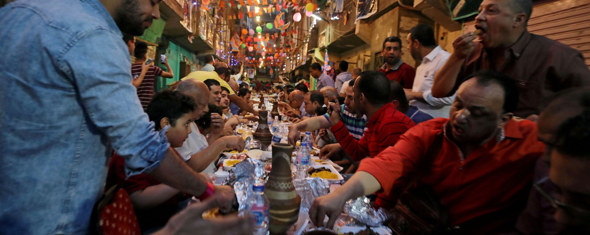 مصريون يتناولون وجبة الإفطار خلال شهر رمضان - سبوتنيك عربي, 1920, 03.03.2022