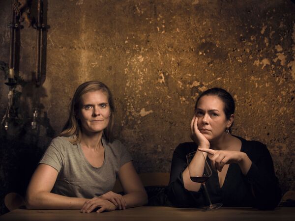 الصورة بعنوان مايكي و دورتيه ناكل (الامرأتان)، للمصورة الألماني ديفيد واينمانت، الفائز في فئة نبيذ رازوريز في مسابقة Pink Lady® لأفضل مصور الطعام لعام 2020 - سبوتنيك عربي