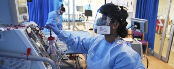 طاقم طبي يرعى مريض مصاب بمرض (كوفيد-19) الناتج عن الإصابة بفيروس كورونا المستجد في بريطانيا - سبوتنيك عربي