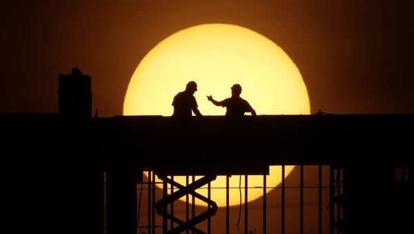 رجلان على خلفية طلوع الشمس في كانساس-سيتي، ولاية ميزوري، الولايات المتحدة 8 أبريل 2020 - سبوتنيك عربي