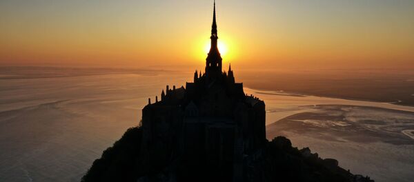 وقت طلوع الشمس في منطقة جبل القديس ميشيل، فرنسا 23 أبريل 2020 وقت طلوع الشمس في منطقة جبل القديس ميشيل، فرنسا 23 أبريل 2020 - سبوتنيك عربي