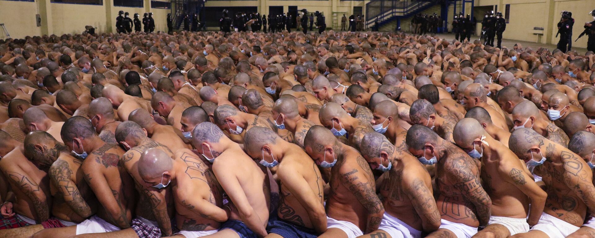 في هذه الصورة التي نشرها المكتب الصحفي لرئاسة السلفادور، يظهر فيها السجناء خلال عملية أمنية تحت مراقبة الشرطة في سجن إيزالكو في سان سلفادور في 25 أبريل 2020. حيث قامت السلطات بحشر السجناء معا، وإن كانوا يرتدون الكمامات، في ساحات السجن أثناء تفتيش الزنازين. وكان قد أمر الرئيس ناييب بوكيلي بالحملة بعد مقتل أكثر من 20 شخصًا في البلاد، وأشارت المخابرات المحلية إلى أن الأوامر (بالقتل) جاءت من قادة العصابات المسجونين. - سبوتنيك عربي, 1920, 17.04.2025