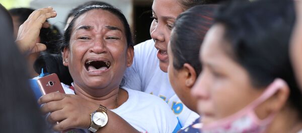 أقارب نزلاء سجن بوراكيوارا يتفاعلون أثناء أعمال شغب بعد تفشي مرض فيروس كورونا (كوفيد-19) في مانواس، البرازيل، 2 مايو  2020. - سبوتنيك عربي