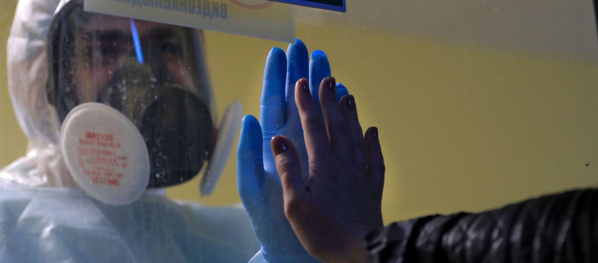 موظفة طبية في مستشفى للمرضى المصابين بعدوى فيروس كورونا في قاعدة مستشفى تفير السريري، روسيا 11 مايو/ أيار 2020. - سبوتنيك عربي, 1920, 15.05.2020