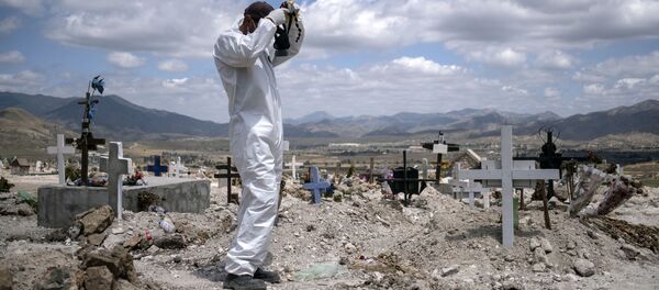 حفار القبور يستعد لدفن ضحيتي كورونا في تيخوانا، المكسيك 12 مايو/ أيار 2020 حفار القبور يستعد لدفن ضحيتي كورونا في تيخوانا، المكسيك 12 مايو/ أيار 2020 - سبوتنيك عربي