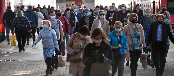 ركاب في محطة القطارات كازينسكي مع بدء تنفيذ النظام الإجباري لارتداء الكمامات، موسكو، روسيا 12 مايو/ أيار 2020 - سبوتنيك عربي