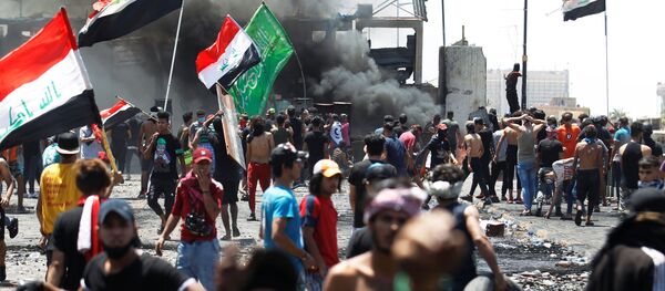 متظاهرون يشاركون في الاحتجاجات المستمرة المناهضة للحكومة، بعد أن دعا رئيس الوزراء العراقي المعين حديثًا مصطفى الكاظمي إلى إطلاق سراح جميع المتظاهرين الذين تعرضوا للضرب في جسر الجمهورية ببغداد، العراق 10 مايو/ أيار 2020. متظاهرون يشاركون في الاحتجاجات المستمرة المناهضة للحكومة، بعد أن دعا رئيس الوزراء العراقي المعين حديثًا مصطفى الكاظمي إلى إطلاق سراح جميع المتظاهرين الذين تعرضوا للضرب في جسر الجمهورية ببغداد، العراق 10 مايو/ أيار 2020. - سبوتنيك عربي