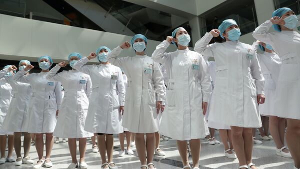ممرضات يرتدين كمامات يشاركن في حدث يقام بمناسبة اليوم العالمي للممرضات، في مستشفى ووهان تونغجي في مدينة ووهان (بؤرة انتشار الفيروس)، المدينة الصينية الأكثر تضرراً من تفشي مرض  (كوفيد-19)، في مقاطعة هوبي، الصين 12 مايو 2020. - سبوتنيك عربي