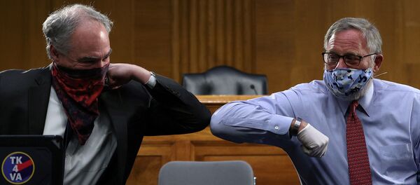 عضو مجلس الشيوخ الأمريكي ريتشارد بور (يمين) والسيناتور تيم كين (يسار) يرحبان ببعضهما بالكوع أمام لجنة مجلس الشيوخ للصحة والتعليم والعمل والمعاشات أثناء جلسة بشأن مرض فيروس كورونا (كوفيد- 19)، في واشنطن، الولايات المتحدة، 12 مايو 2020. - سبوتنيك عربي