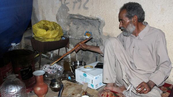 مسن يعد القهوة - سبوتنيك عربي