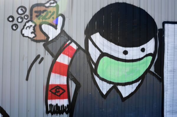 رسم غرافيتي لدعم الأطباء في مكافحة المرض الفيروس كوفيد -19، الذي يسببه فيروس كورونا، ورفع معنويات مرضى كورونا، من قبل مشجعي نادي سبارتاك في كوموناركا بضواحي موسكو - سبوتنيك عربي