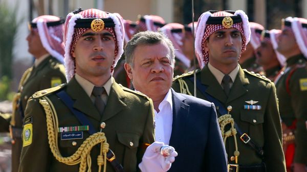 ملك الأردن مع حرس الشرف خلال احتفالات بمناسبة الذكرى المئوية للثورة العربية ضد الأتراك العثمانيين عام 2016 ملك الأردن مع حرس الشرف خلال احتفالات بمناسبة الذكرى المئوية للثورة العربية ضد الأتراك العثمانيين عام 2016 - سبوتنيك عربي