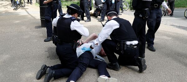 احتجاجات في لندن على إرشادات التباعد الاجتماعي والشرطة تعتقل العشرات - سبوتنيك عربي