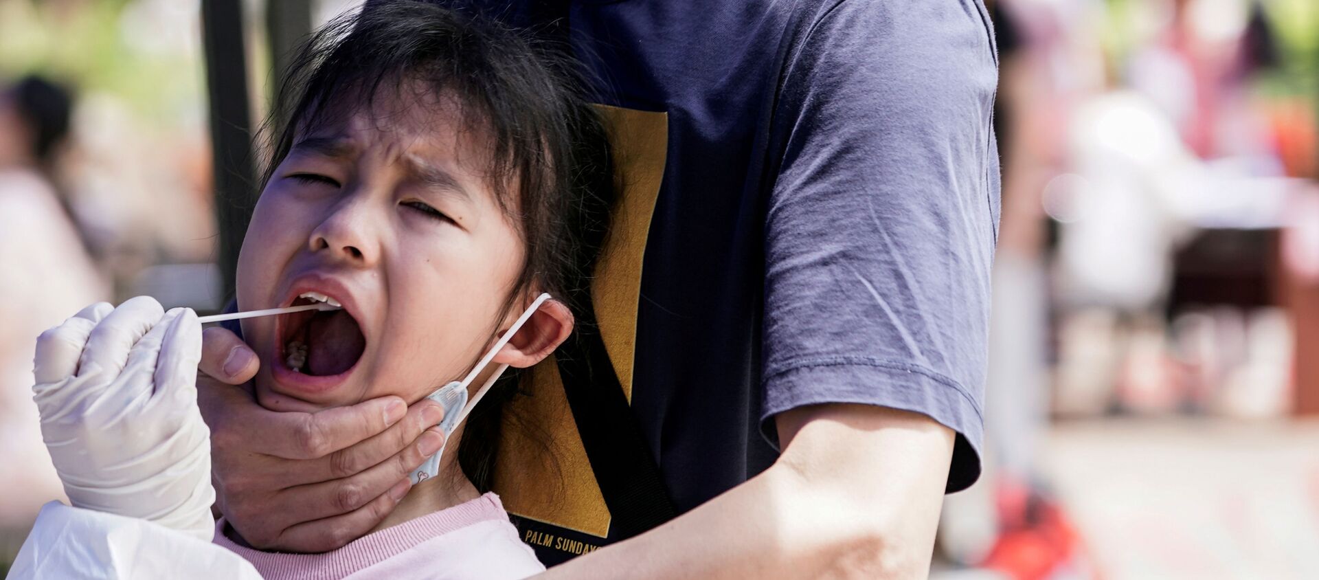 طفل أثناء خضوعه لاختبار الحمض النووي في ووهان المدينة الصينية التي تضررت بشدة من تفشي مرض (COVID-19) الناجم عن فيروس كورونا المستجد - سبوتنيك عربي, 1920, 11.06.2020