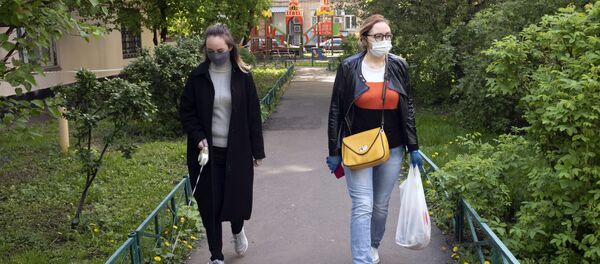 مواطنون في موسكو يمشون أثناء جائحة فيروس كورونا المستجد مواطنون في موسكو يمشون أثناء جائحة فيروس كورونا المستجد - سبوتنيك عربي