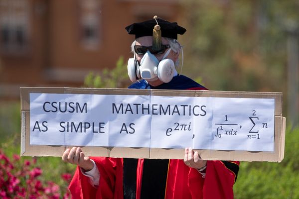 أحد أعضاء جامعة ولاية كاليفورنيا في سان ماركوس، خلال حفل تخرج رمزي في الحرم الجامعي أثناء تفشي مرض فيروس كورونا (كوفيد-19) في سان ماركوس، كاليفورنيا، الولايات المتحدة، 15 مايو 2020. - سبوتنيك عربي
