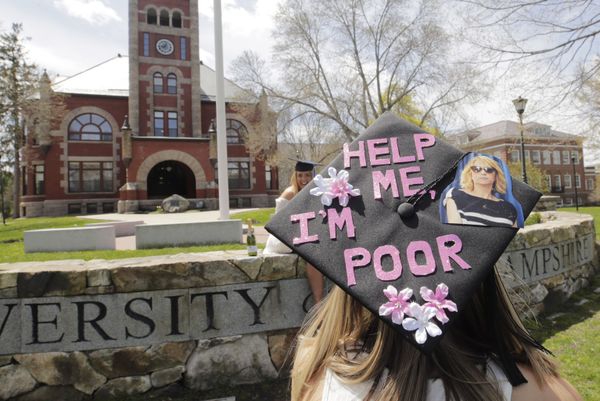متخرجة من جامعة نيو هامبشاير في دورهام، أثناء التقاط صور للذكرى أمام الحرم الجامعي أثناء تفشي مرض فيروس كورونا (كوفيد-19) في نيو هامبشاير، الولايات المتحدة، 8 مايو 2020. - سبوتنيك عربي