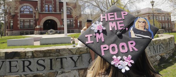 متخرجة من جامعة نيو هامبشاير في دورهام، أثناء التقاط صور للذكرى أمام الحرم الجامعي أثناء تفشي مرض فيروس كورونا (كوفيد-19) في نيو هامبشاير، الولايات المتحدة، 8 مايو 2020. - سبوتنيك عربي